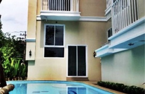 Mueang Samut Prakan District Condo | Convenient Stay Near Bearing BTS with Street Food Delights