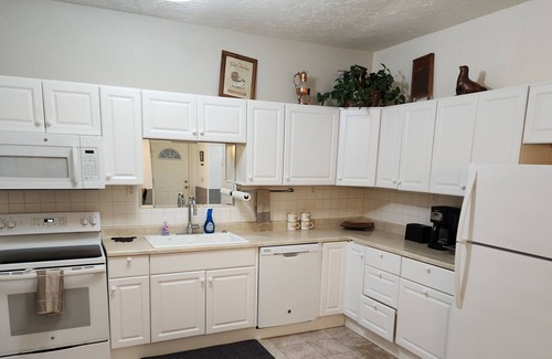 Moose Creek Apartment | 5 minutes to Eielson, 10 to North Pole, 2bdrm apt, 10ft ceilings, sleeps 4 to 6.