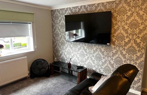 Paisley Apartment | Convenient Stay Just 5 Minutes from Glasgow Airport