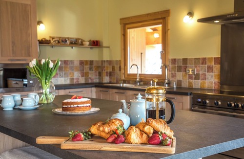 Verchaix Ski Chalet | 5 minutes to gondola, spectacular valley views, hot tub, Samoens/Verchaix