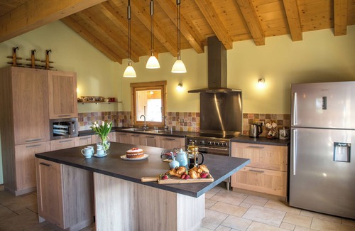 Verchaix Ski Chalet | 5 minutes to gondola, spectacular valley views, hot tub, Samoens/Verchaix