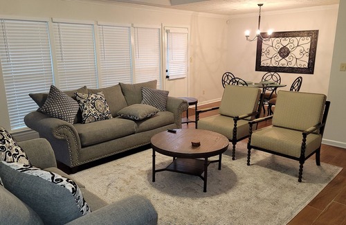 Gunter Afs House | Convenient Stay Near Shakespeare Theater and Museum