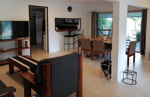 Nadi House | 5 minutes to the airport, Coastal! Family- sized with great pool