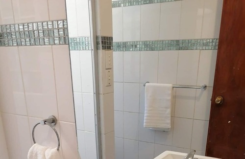 Nadi House | 5 minutes to the airport, Coastal! Family- sized with great pool