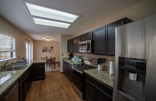 Braun's Farm House | Convenient Family House: Steps from Theme Parks!
