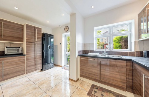 Oakleigh House | Convenient 5-Bedroom House with Home Office Near Barnet Tube