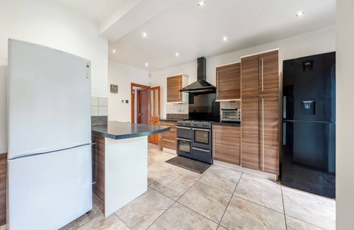 Oakleigh House | Convenient 5-Bedroom House with Home Office Near Barnet Tube