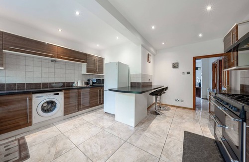 Oakleigh House | Convenient 5-Bedroom House with Home Office Near Barnet Tube