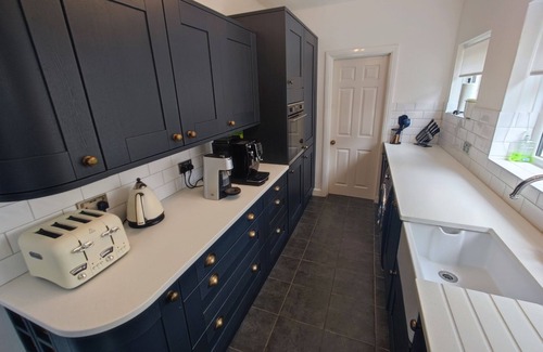 Worthing House | Cozy Retreat: 5 Minutes to Beach in Tranquil Setting