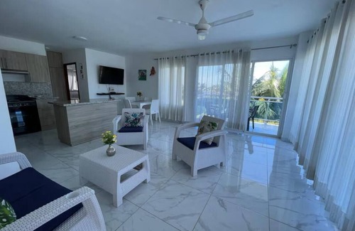 La Vega House | Discover Jorge Ant Hernández: Pet-Friendly and Spa Amenities