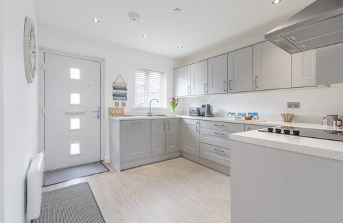 Brynteg Cottage | 5 Parc Delfryn - sleeps 7 guests in 3 bedrooms