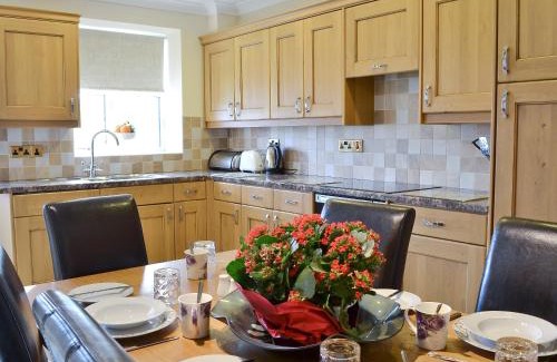 Chancery House | 5 Pengraig Draw: Family-Friendly Retreat with High Ratings