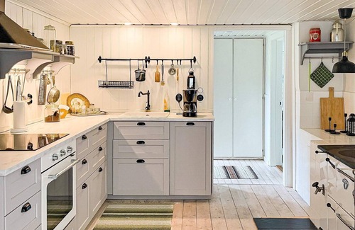 Ryd House | Cozy Holiday Home for 5 in HÄRADSBÄCK with Breakfast
