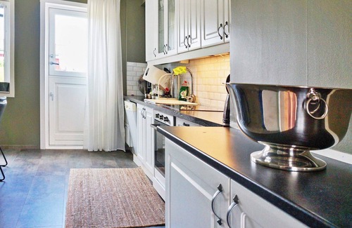 Tomta House | Comfortable Holiday Home for 5 in Hallstavik with Ocean View