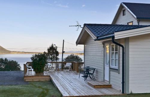 Austvagoy House | Family-Friendly Two-Bedroom Holiday Home in Laupstad