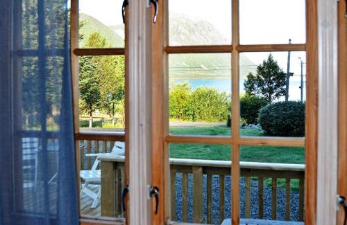 Austvagoy House | Family-Friendly Two-Bedroom Holiday Home in Laupstad