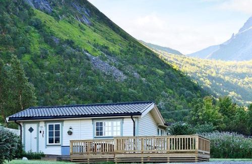 Austvagoy House | Family-Friendly Two-Bedroom Holiday Home in Laupstad