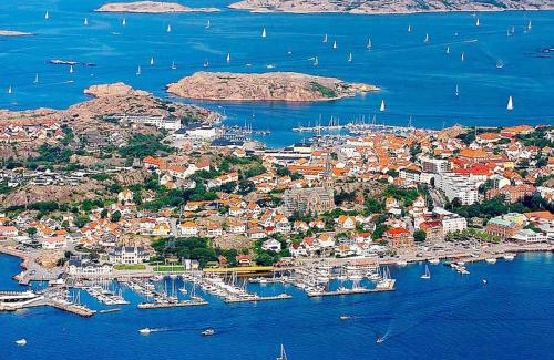 Lysekil House | Cozy Holiday Home Sörkila with Hot Tub for Families