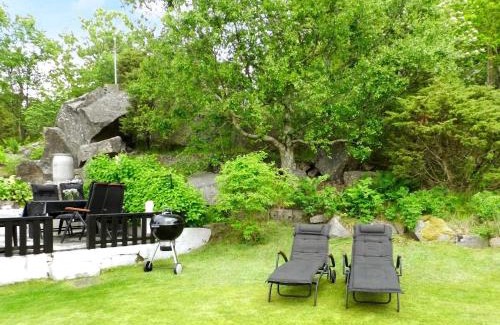 Lysekil House | Cozy Holiday Home Sörkila with Hot Tub for Families