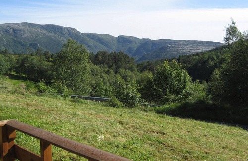 Gulen Municipality House | Cozy 5-Person Holiday Home in Brekke with Breakfast Included