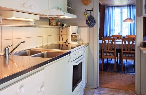 Henan House | Cozy 5-Person Holiday Home in Henån with Great Amenities