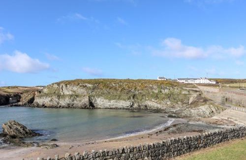 Holyhead House | Pet-Friendly Retreat at 5 Porthdafarch South Cottages