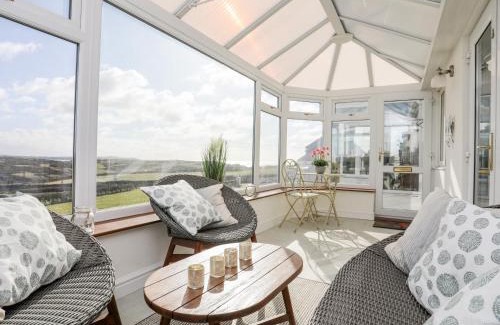 Holyhead House | Pet-Friendly Retreat at 5 Porthdafarch South Cottages