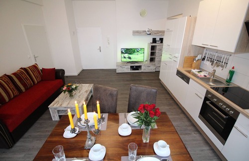 Tempelhof Apartment | Chic Iris5: Pet-Friendly Retreat for Up to 11 Guests