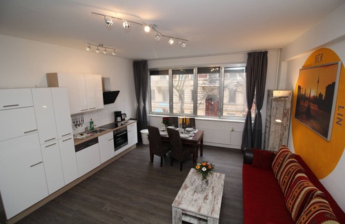 Tempelhof Apartment | Chic Iris5: Pet-Friendly Retreat for Up to 11 Guests