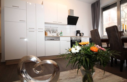 Tempelhof Apartment | Chic Iris5: Pet-Friendly Retreat for Up to 11 Guests