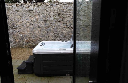 Nenagh House | 5-Star Self Catering Retreat with Spa and Hot Tub