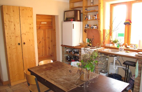 Wangelin Apartment | Cozy Rooms and Communal Kitchen at Lehmkloster House
