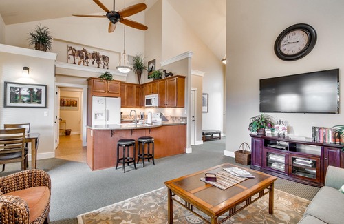 Sisters Condo | Pet-Friendly Retreat with Spa & Mountain Views in Downtown