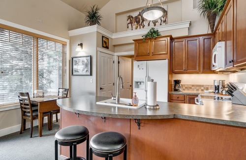 Sisters Condo | Pet-Friendly Retreat with Spa & Mountain Views in Downtown