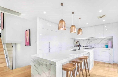 Merewether House | Cozy 3 Bedroom House Steps from Merewether Beach