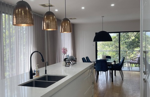 Merewether House | Cozy 3 Bedroom House Steps from Merewether Beach