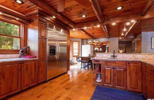 Murphysboro House | Embers of Murphysboro: Family-Friendly Cabin with Pool & Spa