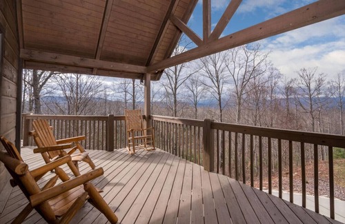 Rambling Ridge Apartment | Top-Rated Accessible Cabin with Hot Tub and Ocean Views