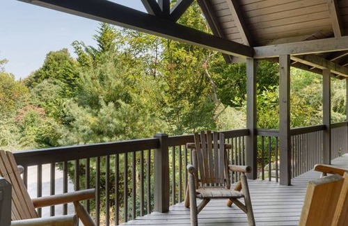 Rambling Ridge Apartment | Top-Rated Accessible Cabin with Hot Tub and Ocean Views