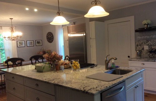 Lenox House | Elegant Getaway: 10/10 Rated with Spa and Breakfast