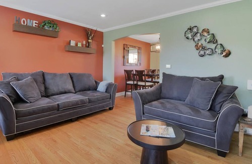 Melrose Park House | 5 Star Cozy Entire Furnished Monthly Home with 2 car garage
