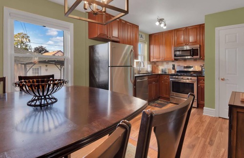 Melrose Park House | 5 Star Cozy Entire Furnished Monthly Home with 2 car garage