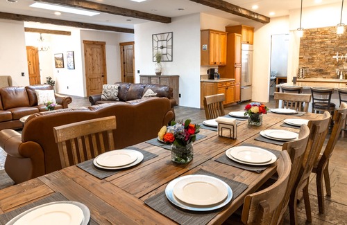 East Wenatchee Villa | Indulgent 5-Star Getaway with Hot Tub & Oceanfront Views