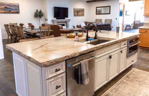 East Wenatchee Villa | Indulgent 5-Star Getaway with Hot Tub & Oceanfront Views