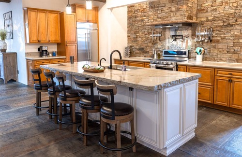 East Wenatchee Villa | Indulgent 5-Star Getaway with Hot Tub & Oceanfront Views
