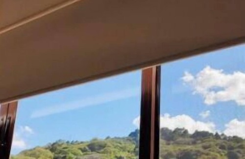 Santa Ana House | Top-Rated 5-Star Retreat Close to the Airport