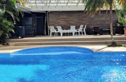 Santa Ana House | Top-Rated 5-Star Retreat Close to the Airport