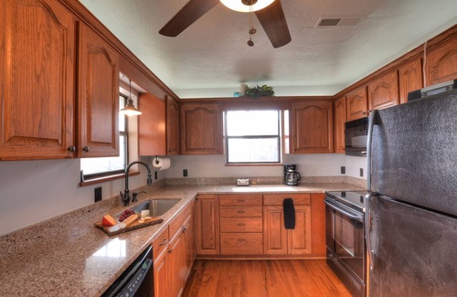 Franklin House | Experience 5-Star Comfort with Mountain Views & Hot Tub