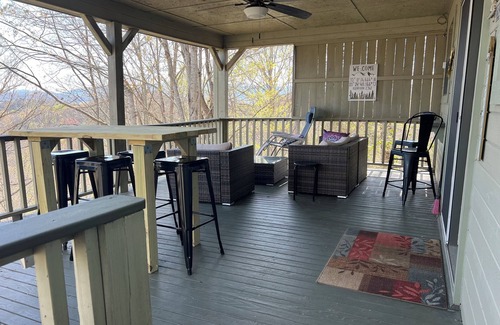 Franklin House | Experience 5-Star Comfort with Mountain Views & Hot Tub