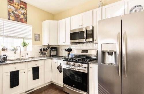 Wyandotte House | 5 star king bed newly constructed super comfortable home with a pool table